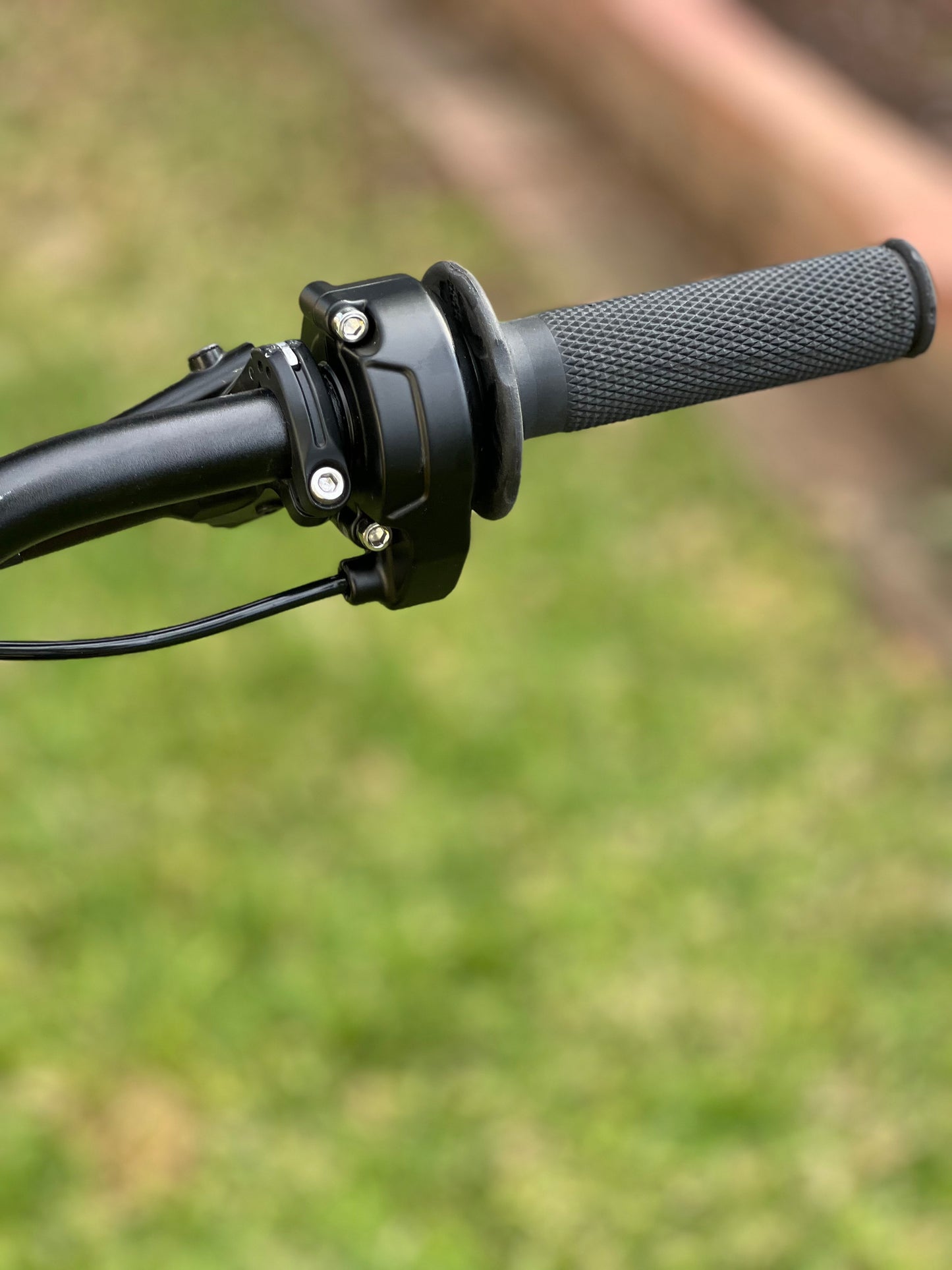 SurRon‑Style SM‑Plug Throttle + Grips
